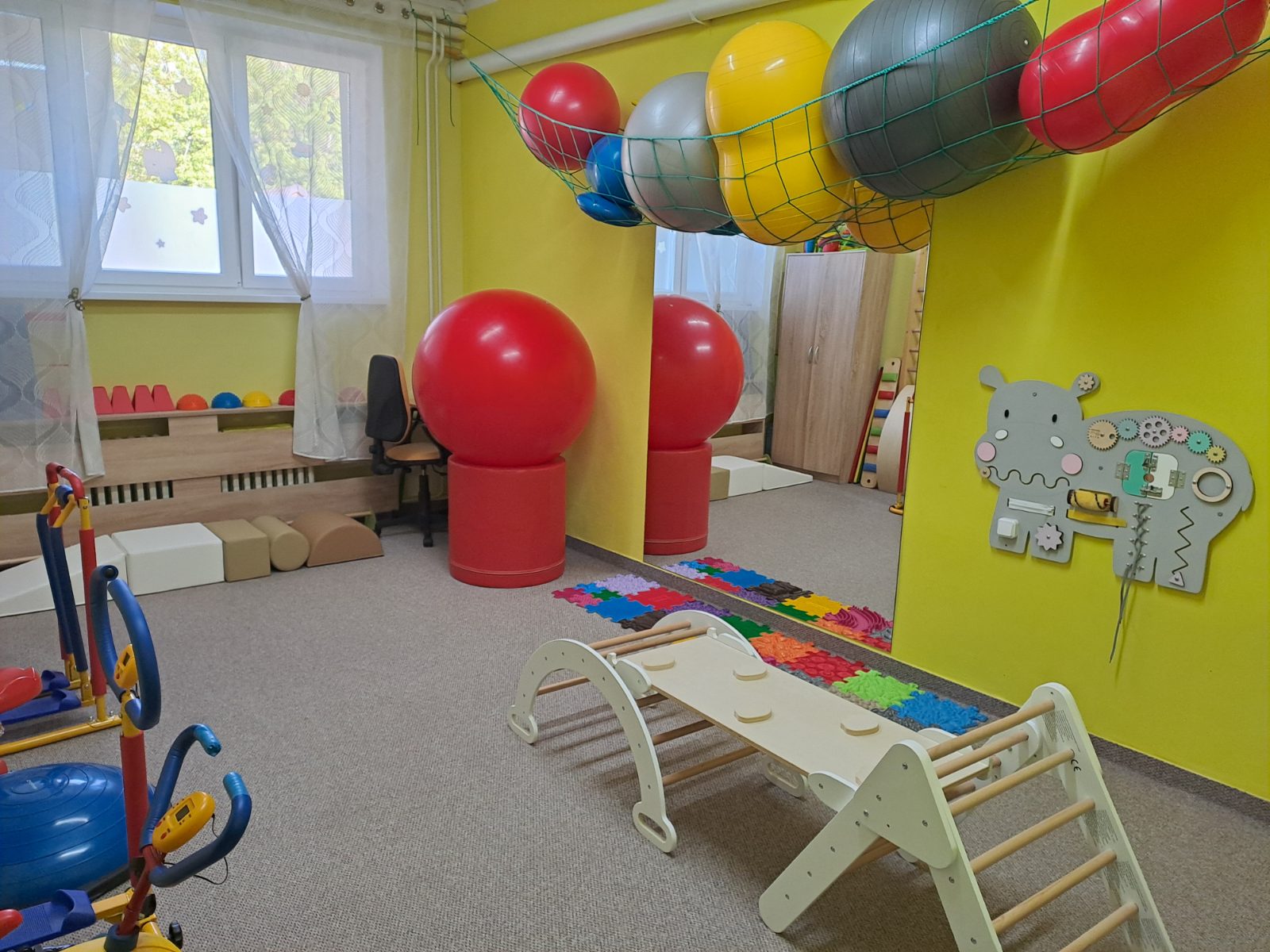 Miestnosť na pohybové aktivity s rehabilitačnými pomôckami