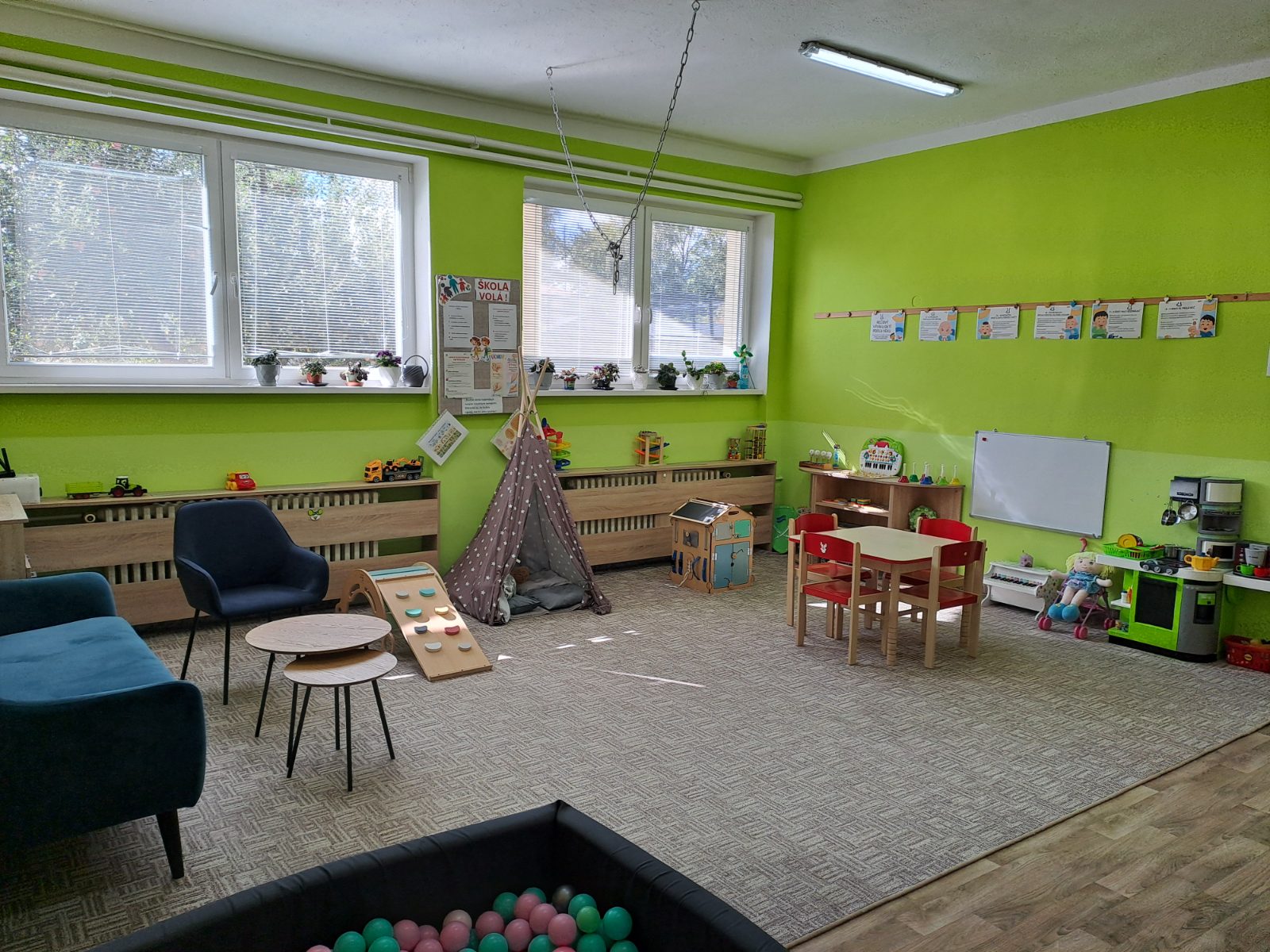 Detský kútik so stolíkom, stanom a hračkami